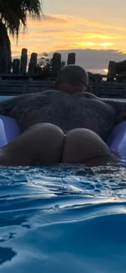 Classic case of big booty eats thong in swimming pool