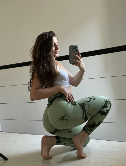 Don’t you just love how yoga pants emphasize the shape