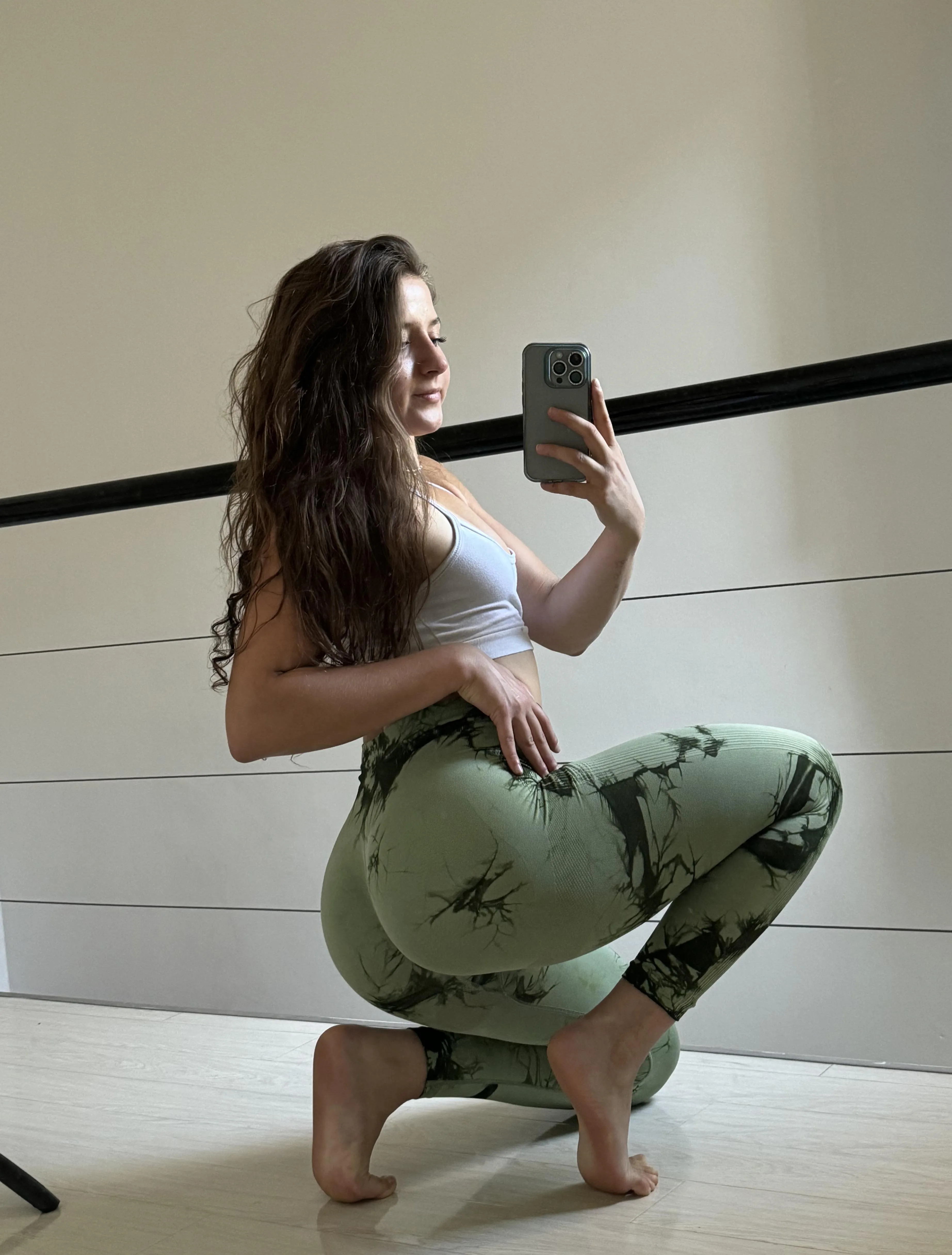 Don’t you just love how yoga pants emphasize the shape