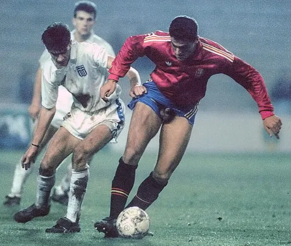 El exfutbolista de la Selección Española, Kiko Narváez, sufre un accidente durante un partido.