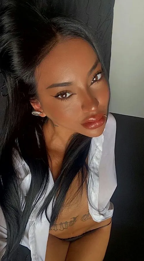 F20 Looking for a cool man will warm up the heat of my body.