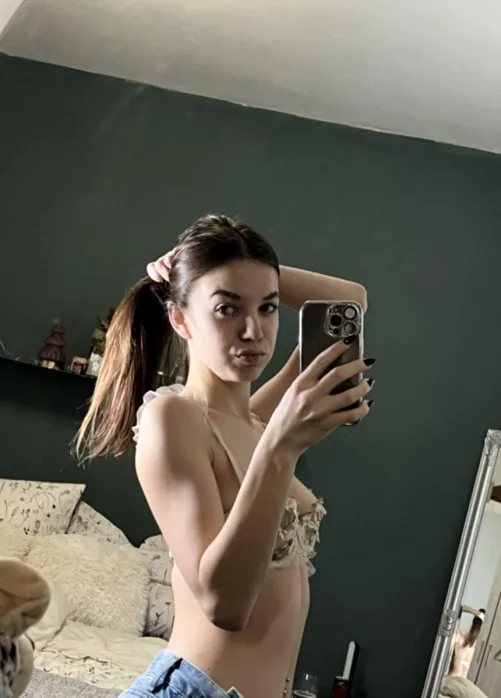 hold my hair like this while your pounding me ;) F20