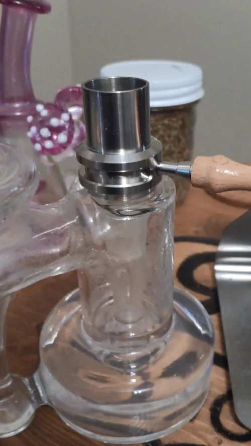 My piece is not able to fit with this titanium bowl without air leaking through. Do I need to buy a 14mm female to 14mm male adapter?