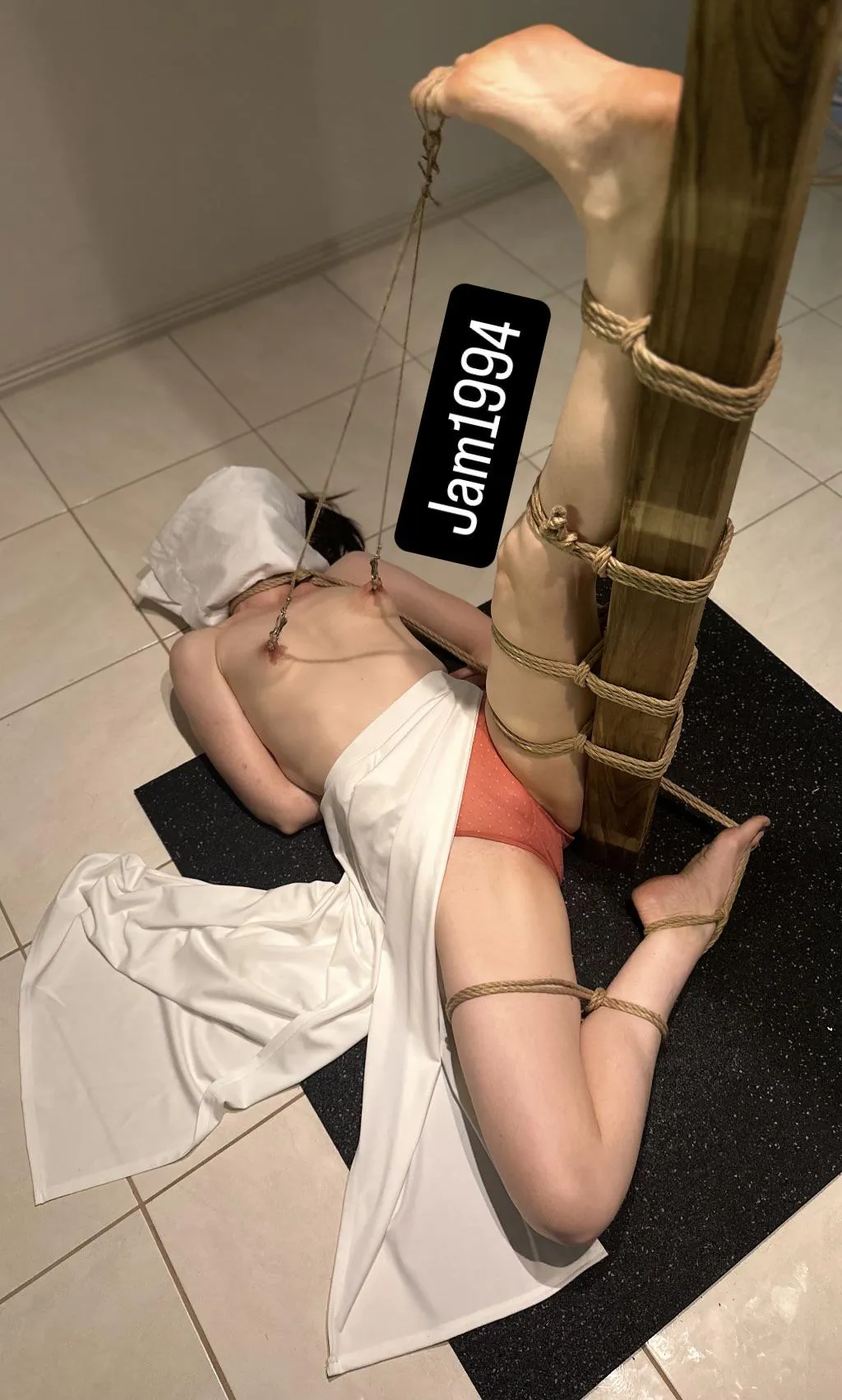 No need to see. Just focus on keeping your foot bent down. Also, I’m sure you have realised by now moving your other leg will cause choking