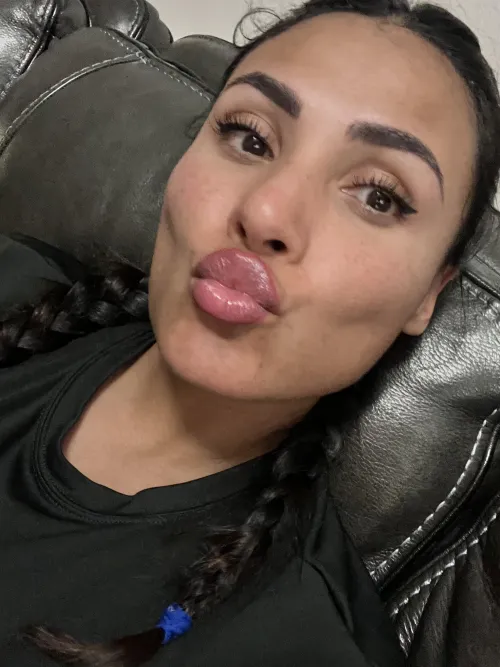 These juicy lips have handles built in