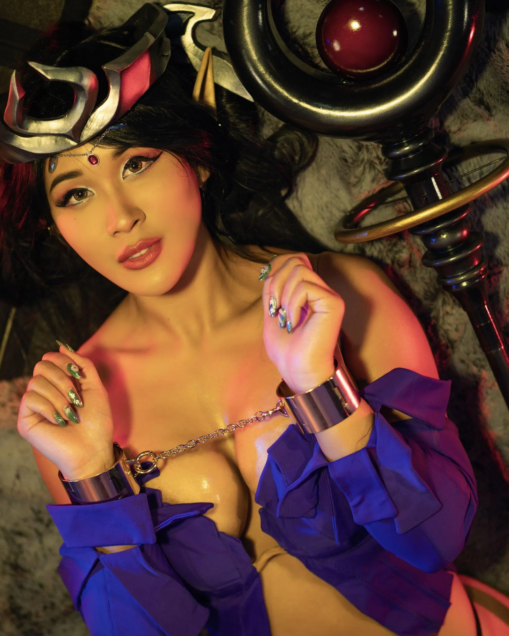 This Dark elf Queen has found herself in a bit of a tight spot