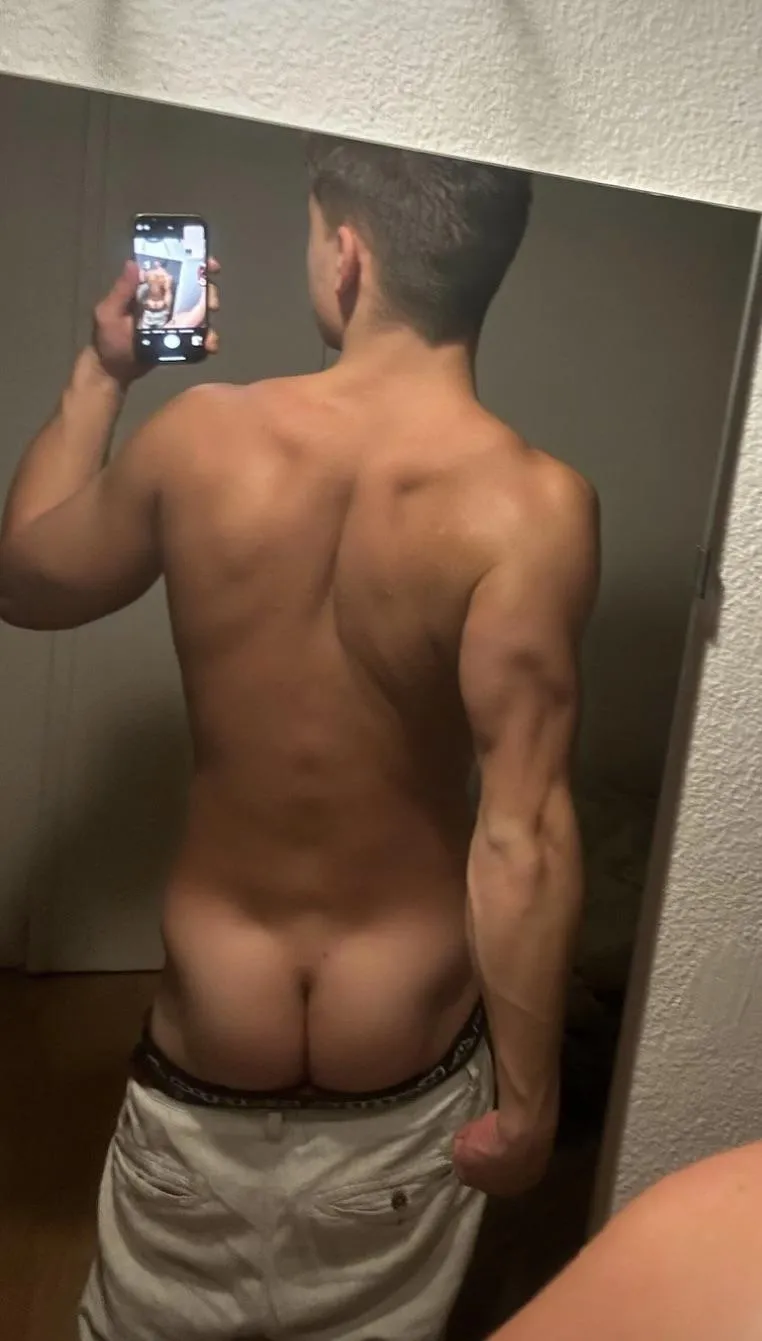 (20)Rate my tight ass from 1 to 10