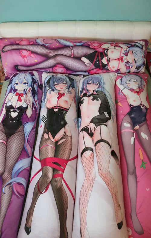 A bed full of Rabbit Hole Mikus