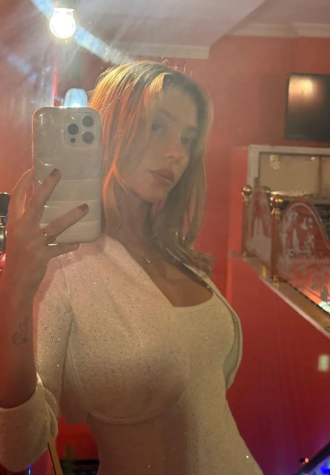 Ester | mirror selfie | IG | 2024 