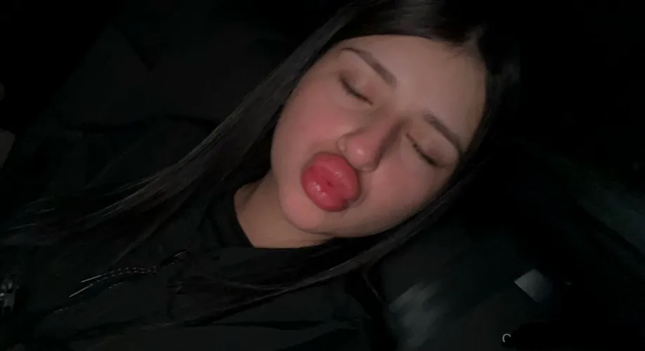 Filled lips, Unfilled mouth