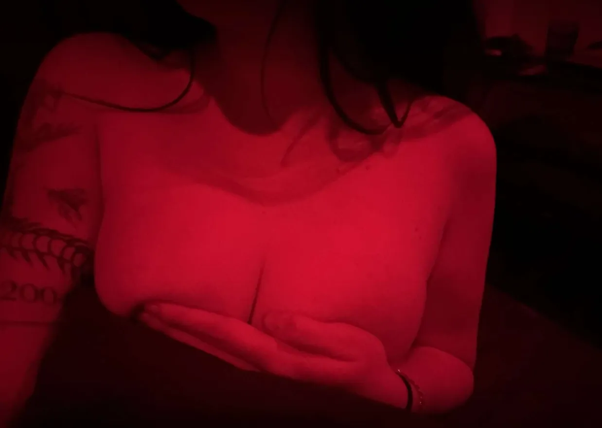 Bored, horny, naked, F19