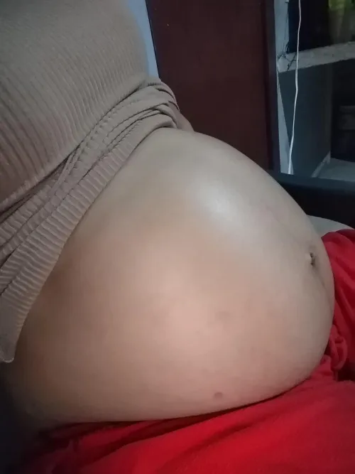 I pulled up my dress because it was too tight, now my pregnant belly is free