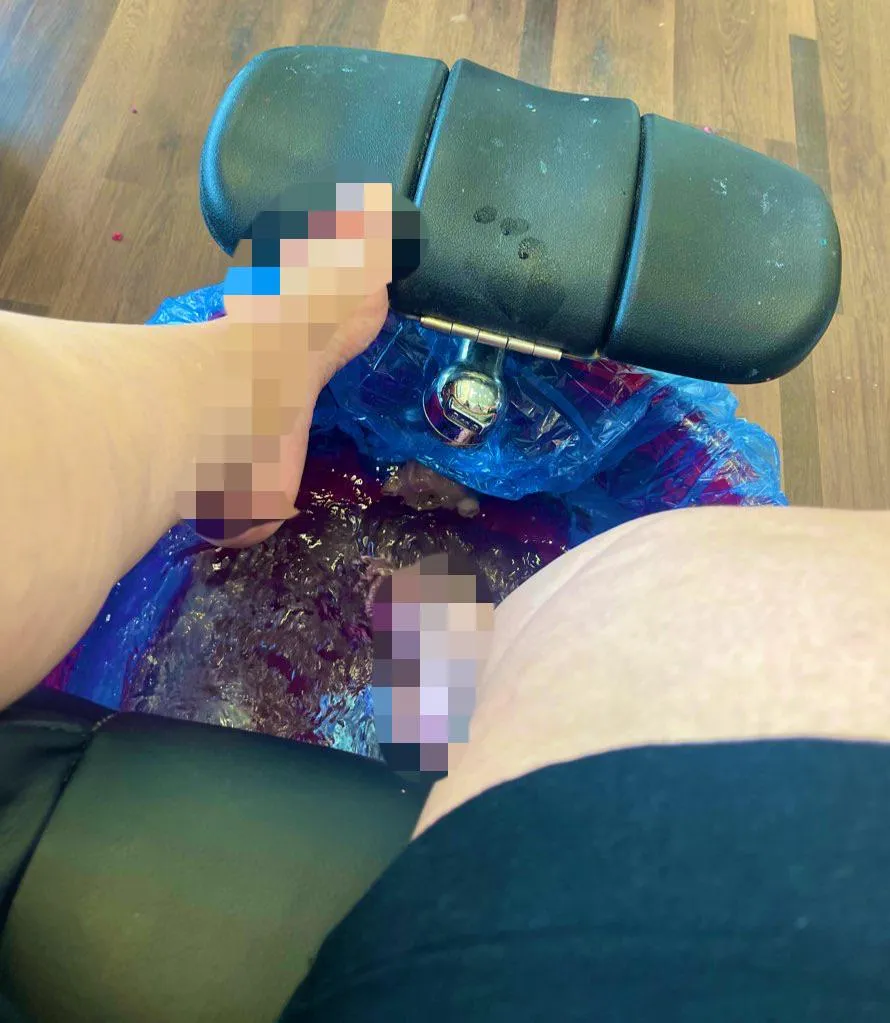 Look at that little toe print on the foot rest. I bet you wanna lick it off. While you hand me cash for my pedicure.