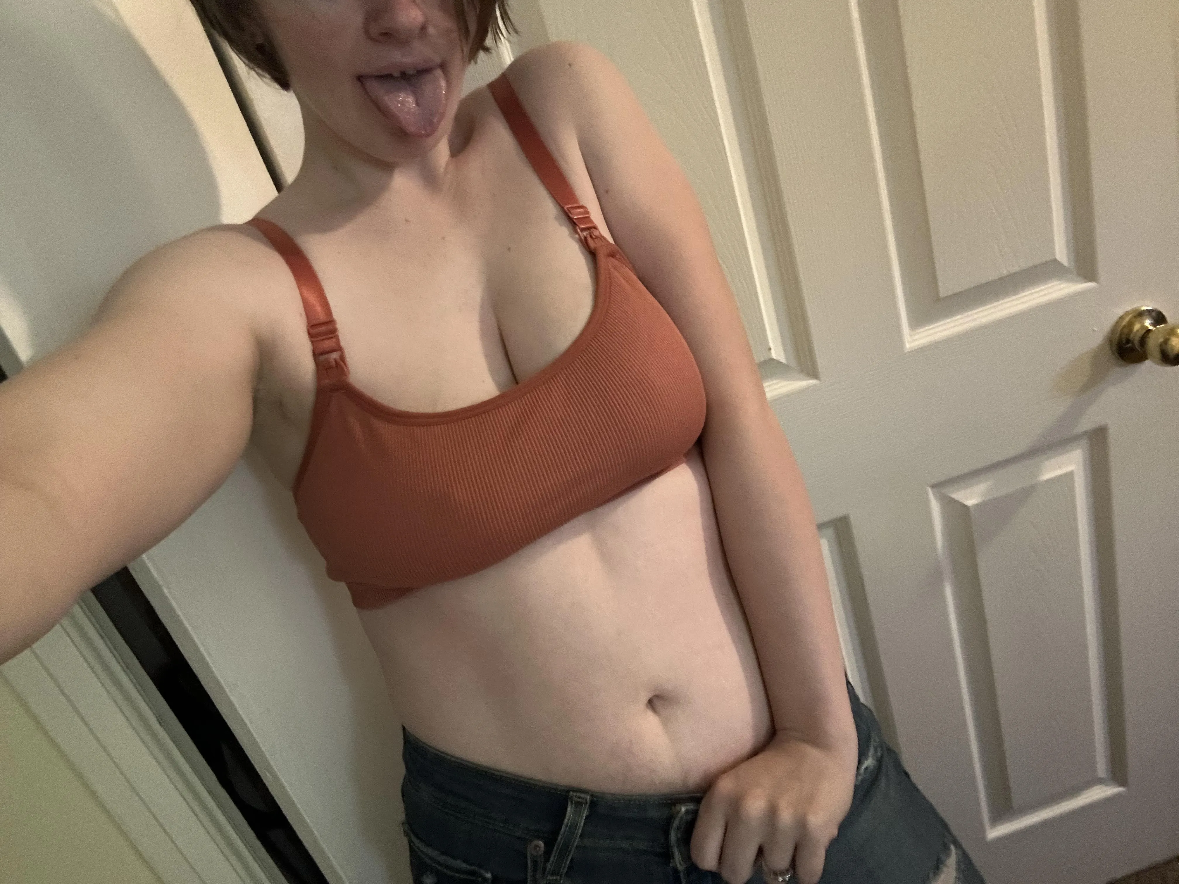 [seller] 23yr old MILF [used items] [heels] [feet]