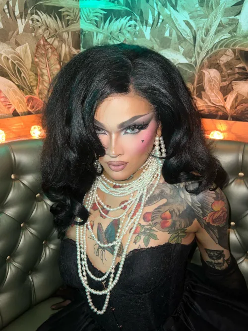 Straight drag queen. We exist lol. Looking to text someone about my double life. kik jayd956