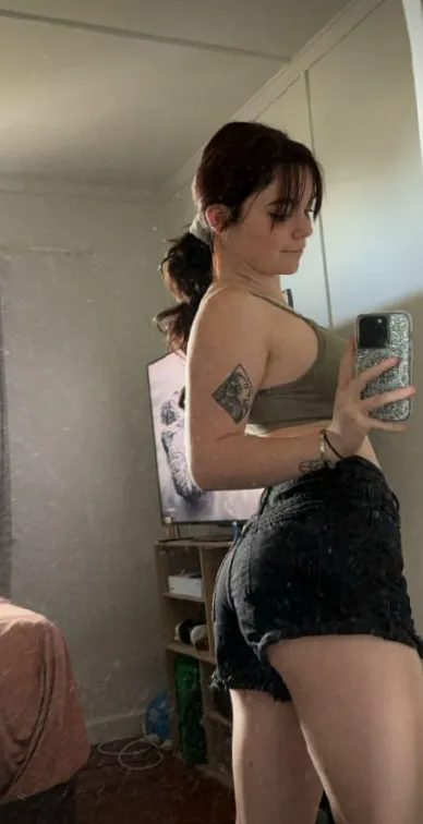 tryna look fire with this goth vibe