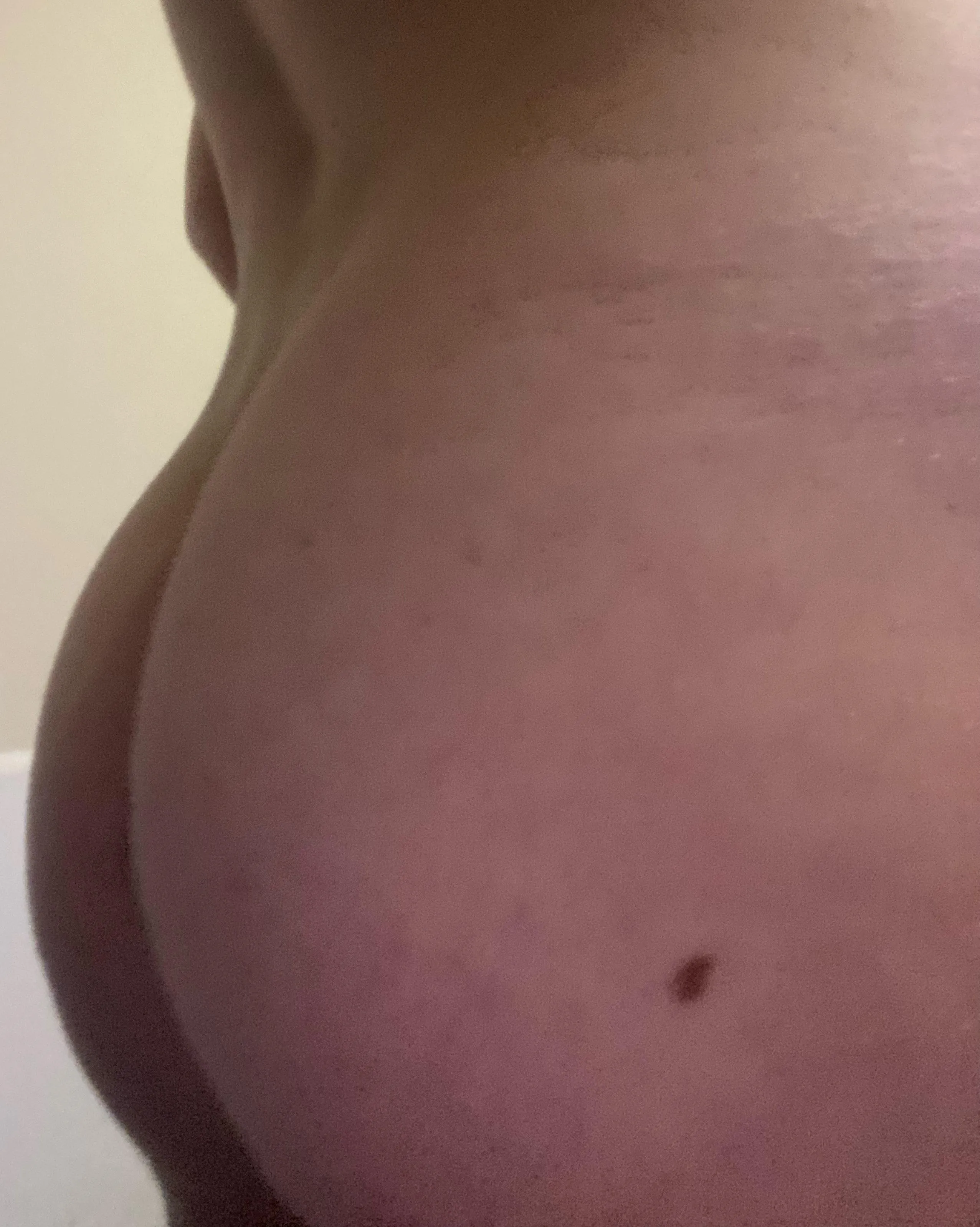 Who likes my ass more if you dm me