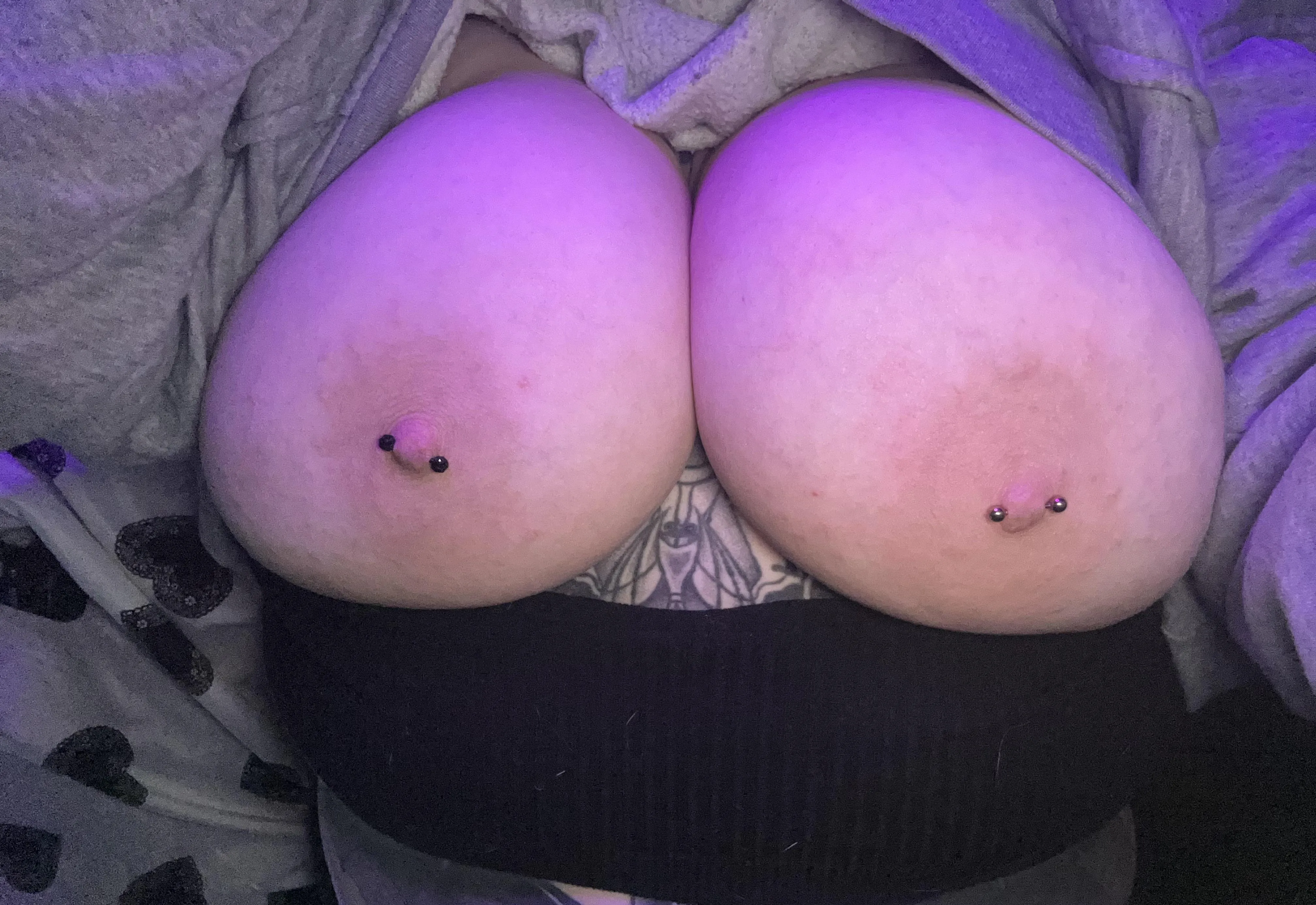 i could use a mouth and some hands on these 💖😘