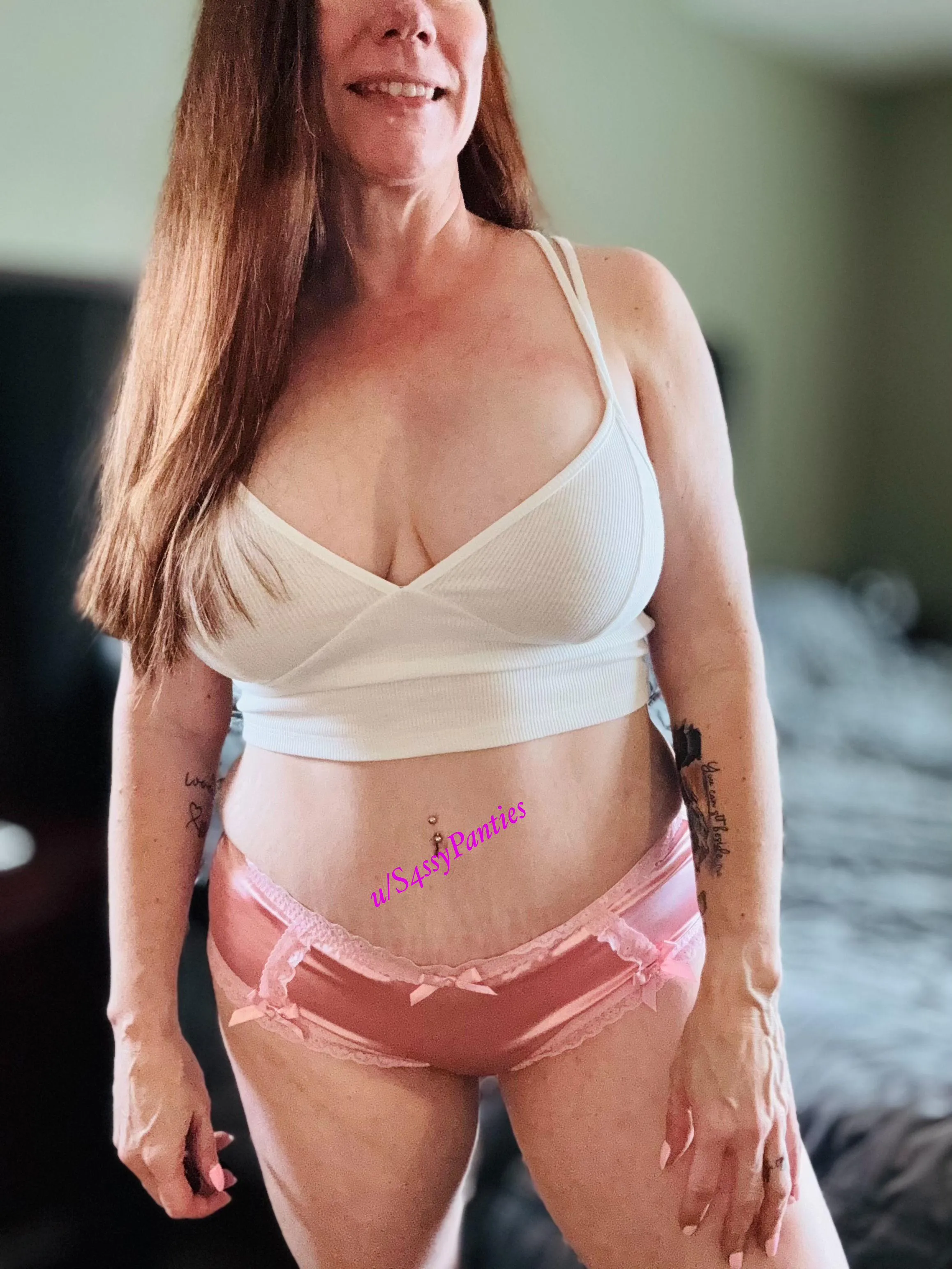 I want you to take a big sniff of my gym panties. You'll be hooked once you do. I work out daily, my workout clothing is availble with 2 days wear, standard. Fit. Nerdy. Witty. 40-ish. Sassy. Genuine. Redhead. See my menu.