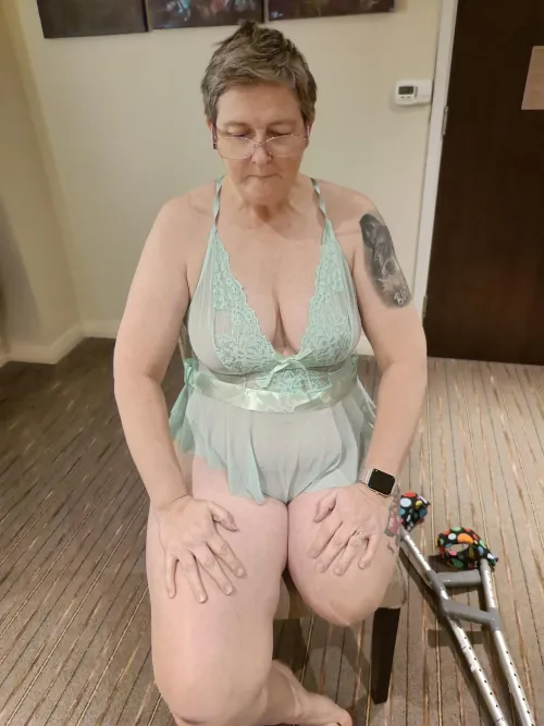 sexy amputee  f 47 sat all alone