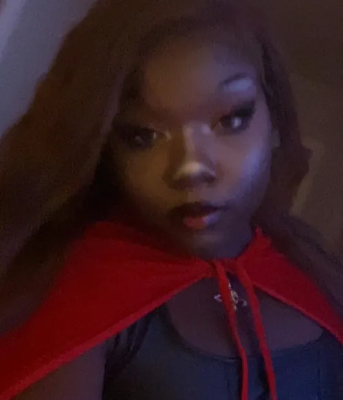 Amuse me with your little white cock.💋💋