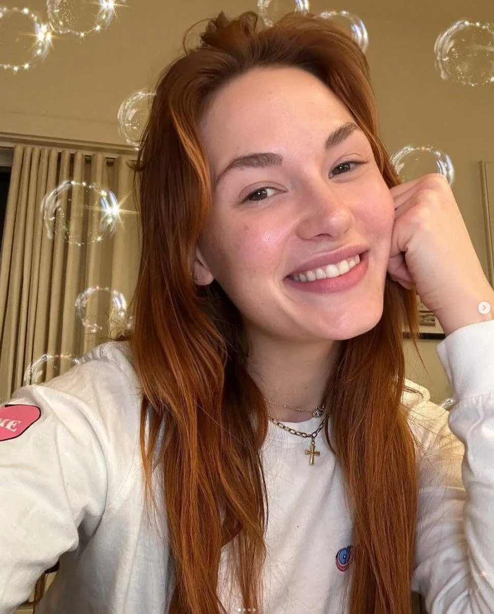 Arrow up if you think no make up Siri is still cute