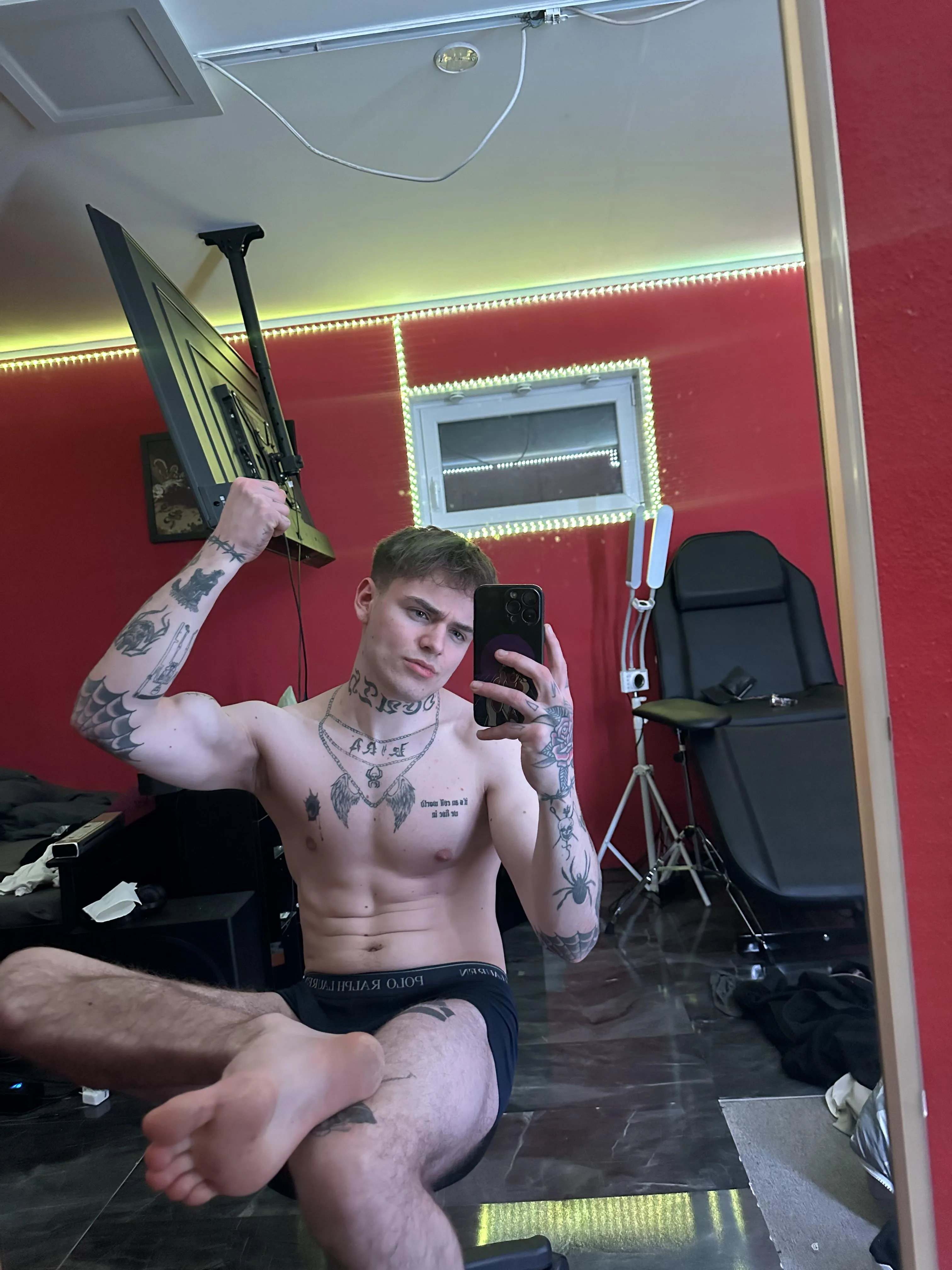 be a good boy and suck my toes