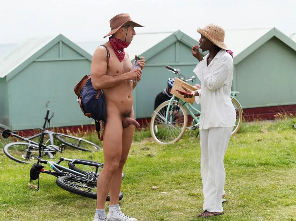 Brighton - Happy lady, happy guy having a chat