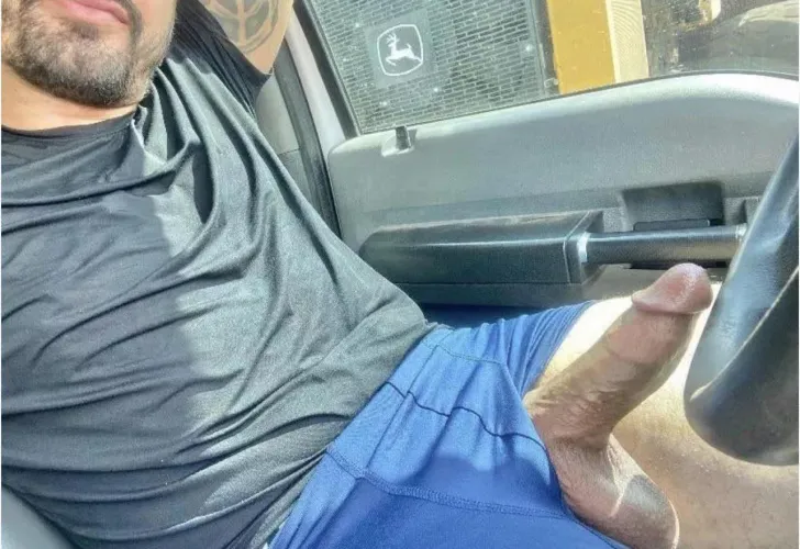 Do the balls or dick get the first lick?🤨