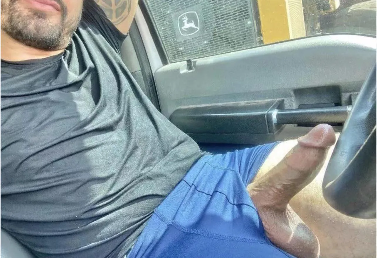 Do the balls or dick get the first lick?🤨