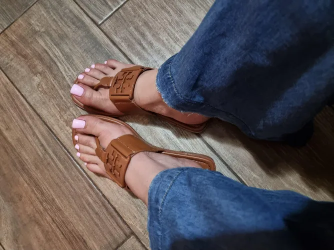 Flat sandals