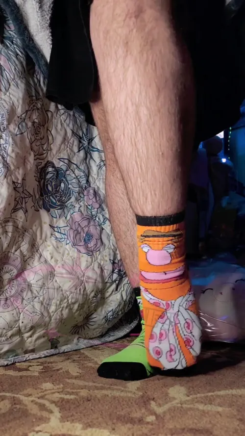 hairy legs 🤝 mismatched socks