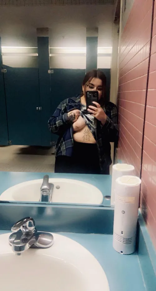 I kinda miss taking pics in the work bathroom 🚽