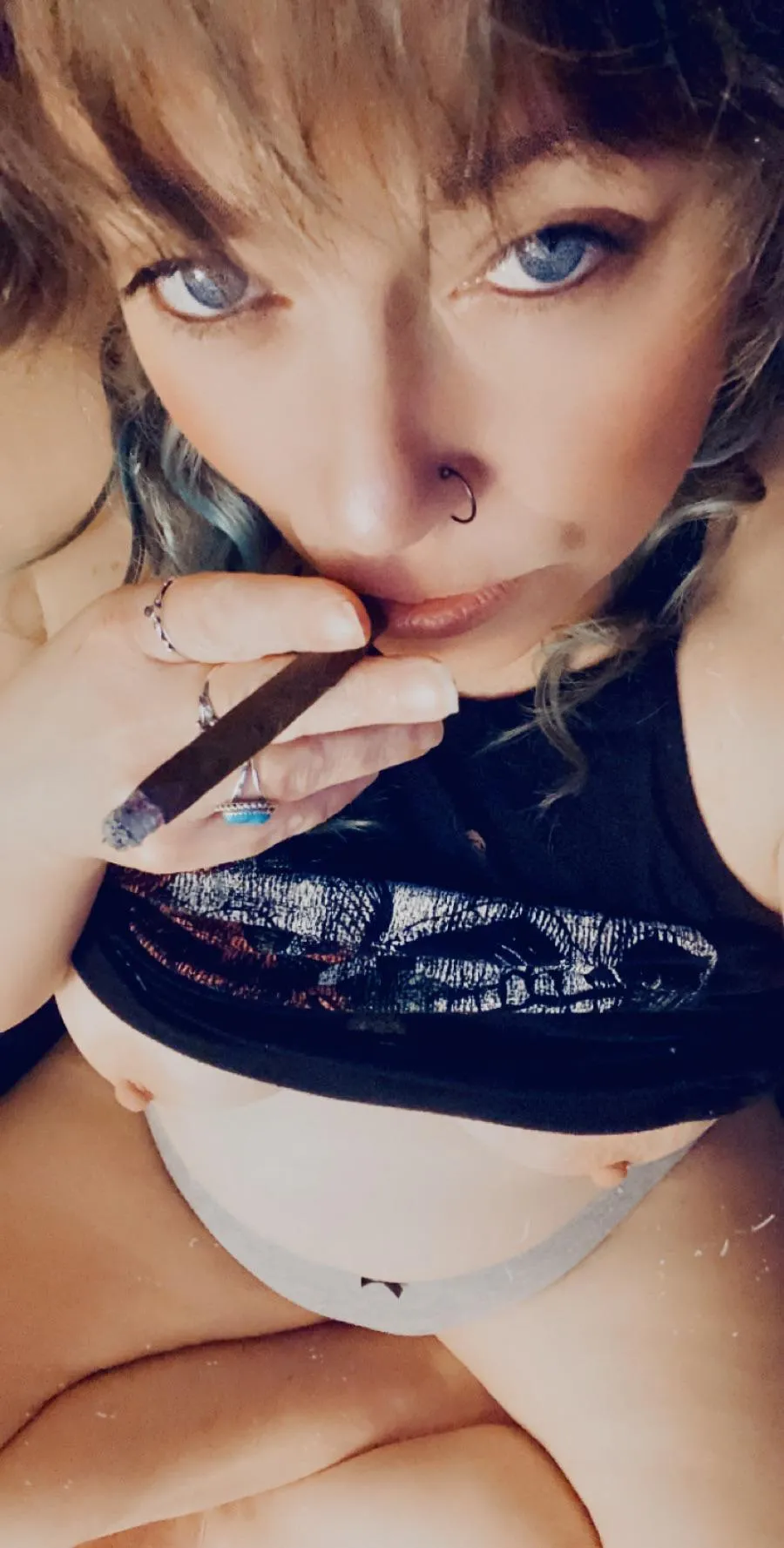 I love smoking and making your cock hard… let’s start Monday off right