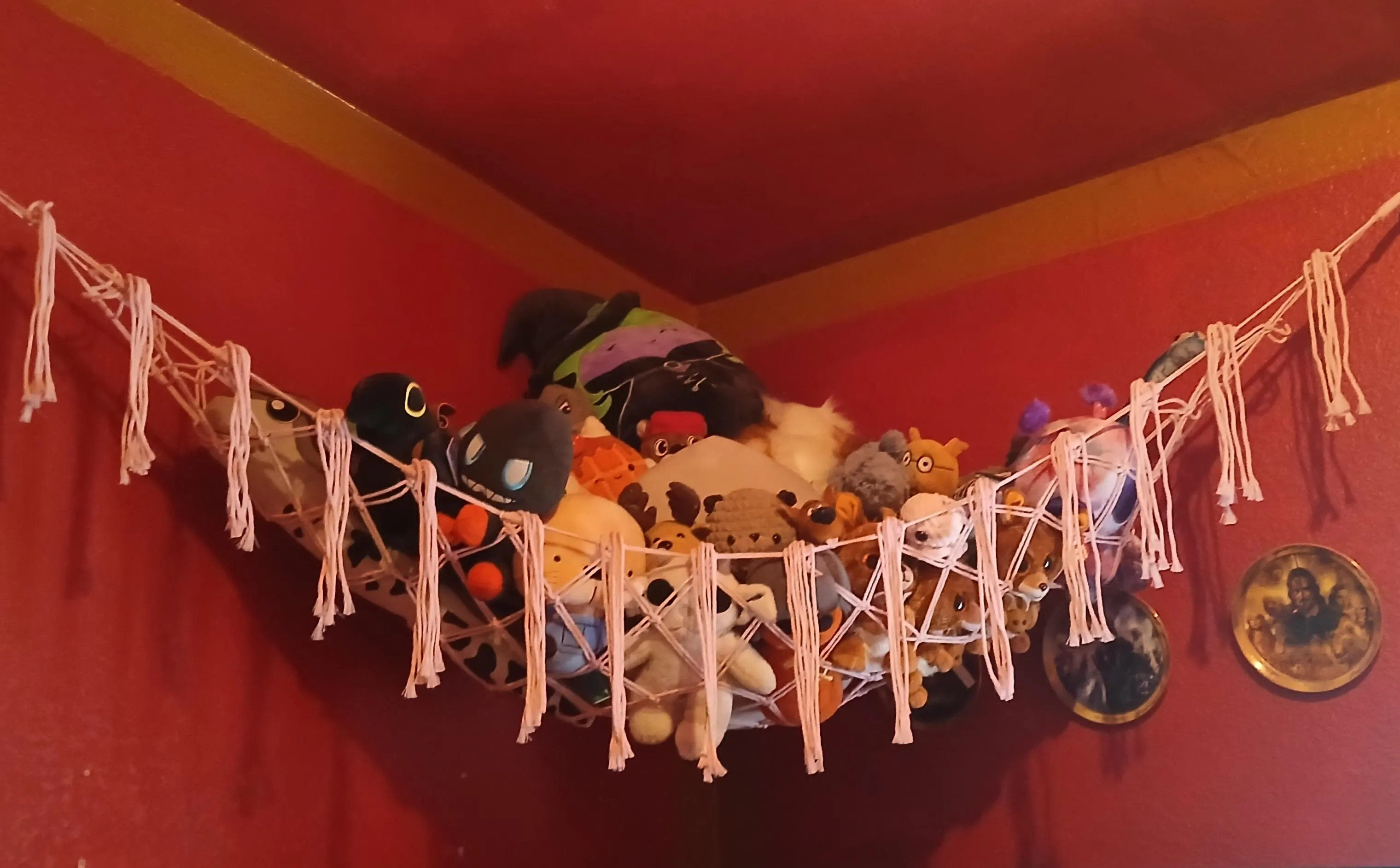 My Daddy finally got'ed us a stuffie hammock! 🧸