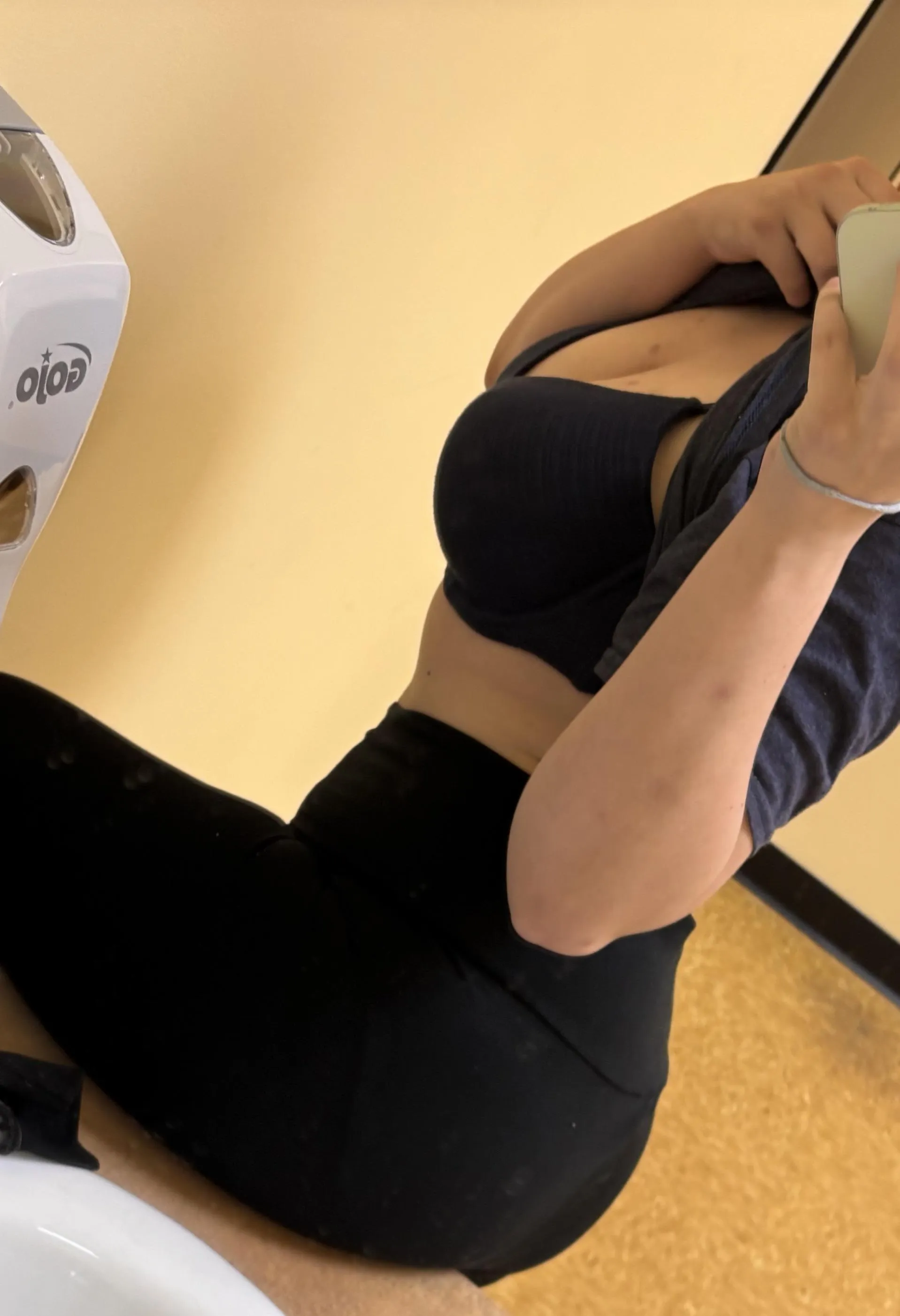 Quick pic at the dmv 😘