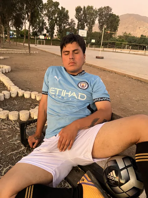 Soccer players have the best bulges you wouldn’t believe how big and thick they are. Would you give it a try? ⚽️