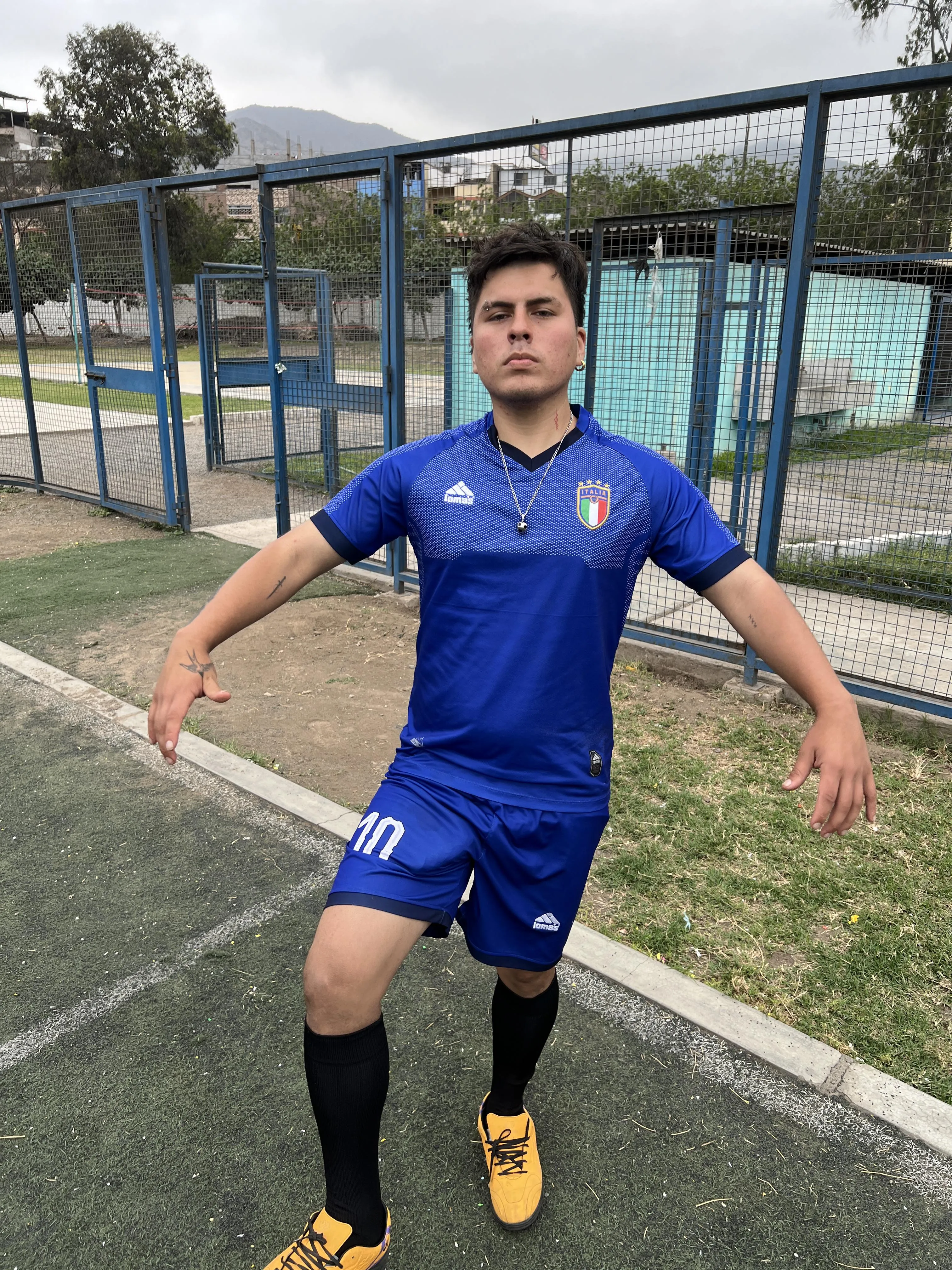 This thick footballer's bulge is looking for a nice butt to satisfy itself haha