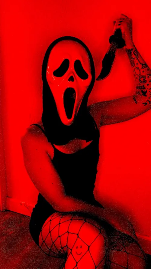 uh oh. someone’s exposed 💋🔪