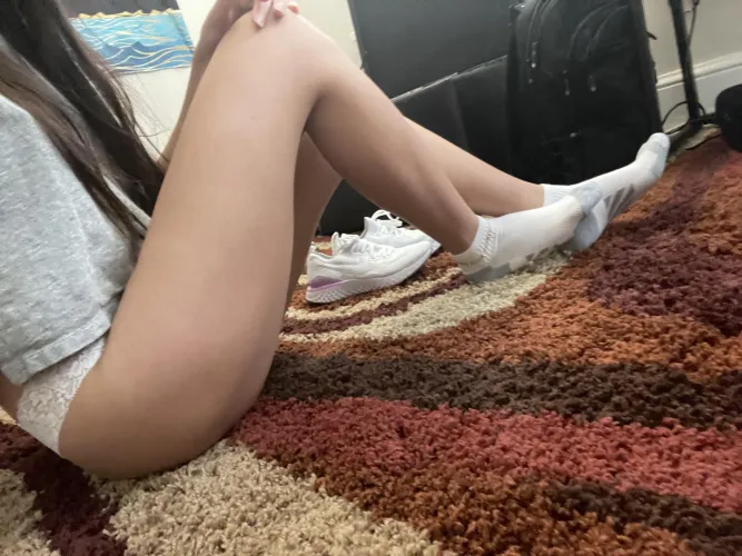 Who is interested in sniffing my used socks? 💜