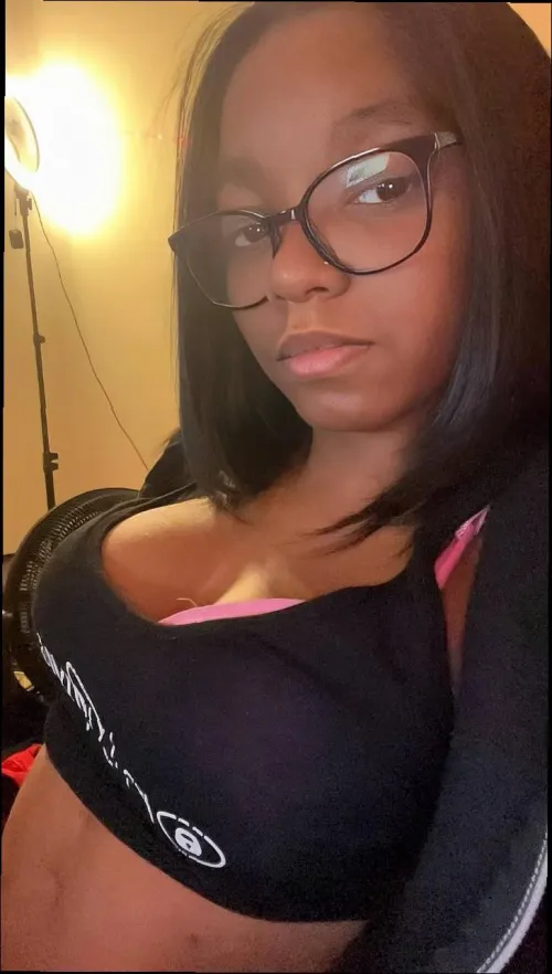 Would u date an ebony student?(im 19)😋