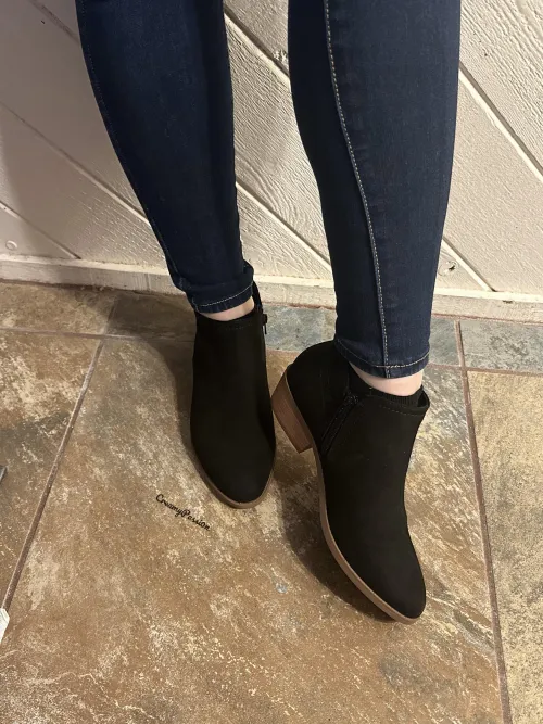 Do you like seeing my in my skinny jeans and booties? 