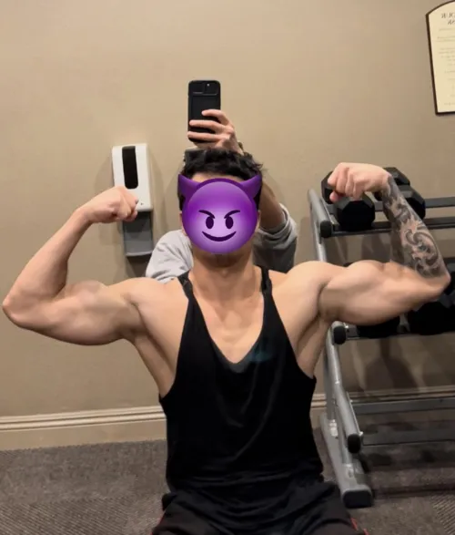 Double Bi pose at 217lbs 😈😈😁🥰