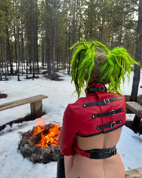 It’s cold out. Coms get warm with me 🔥💚 (oc)