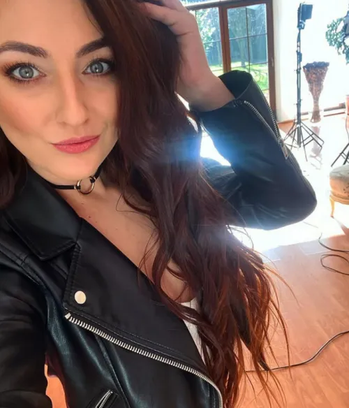 She came back to brunette! 