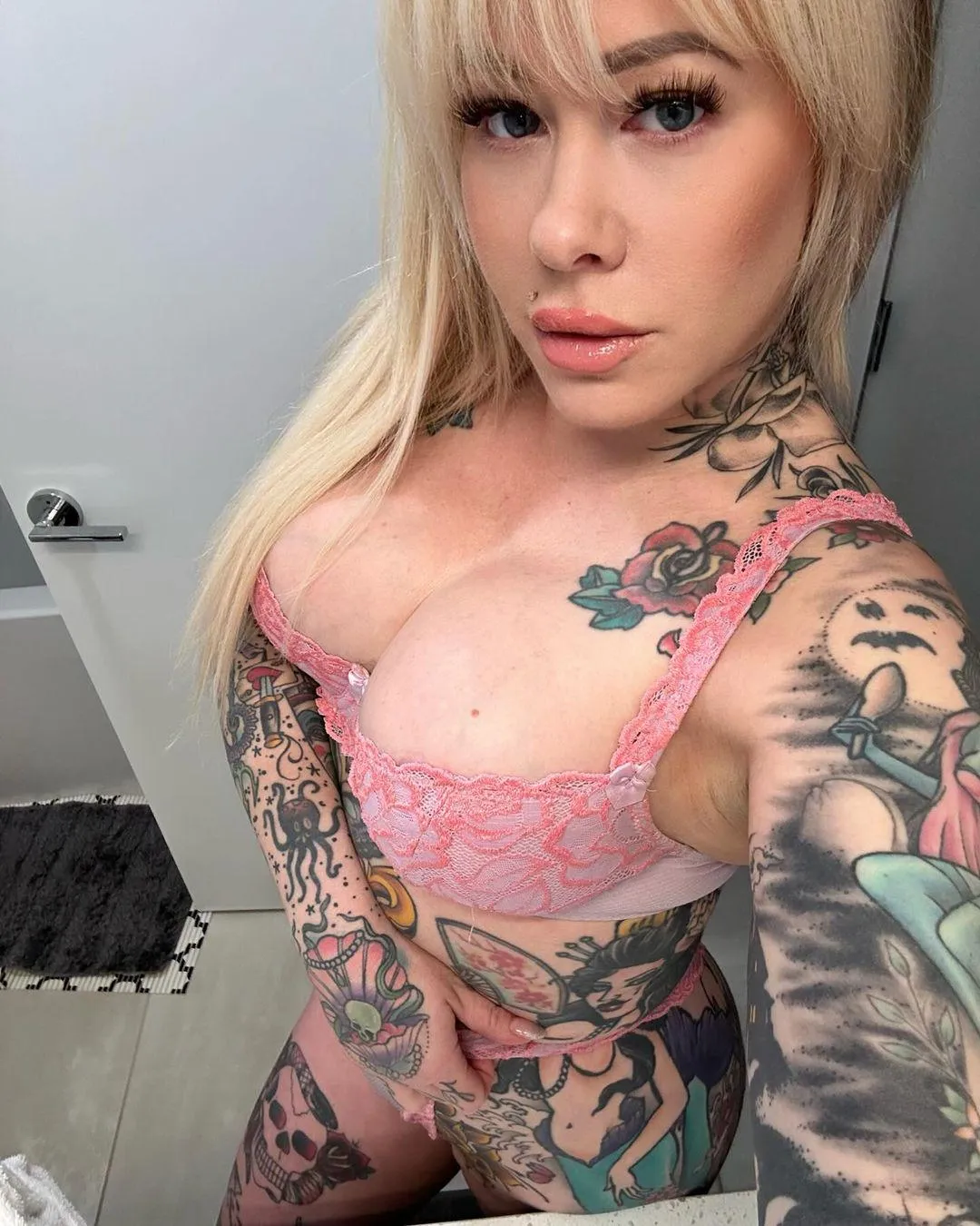 Your hands look empty, babe, want something to grab onto?