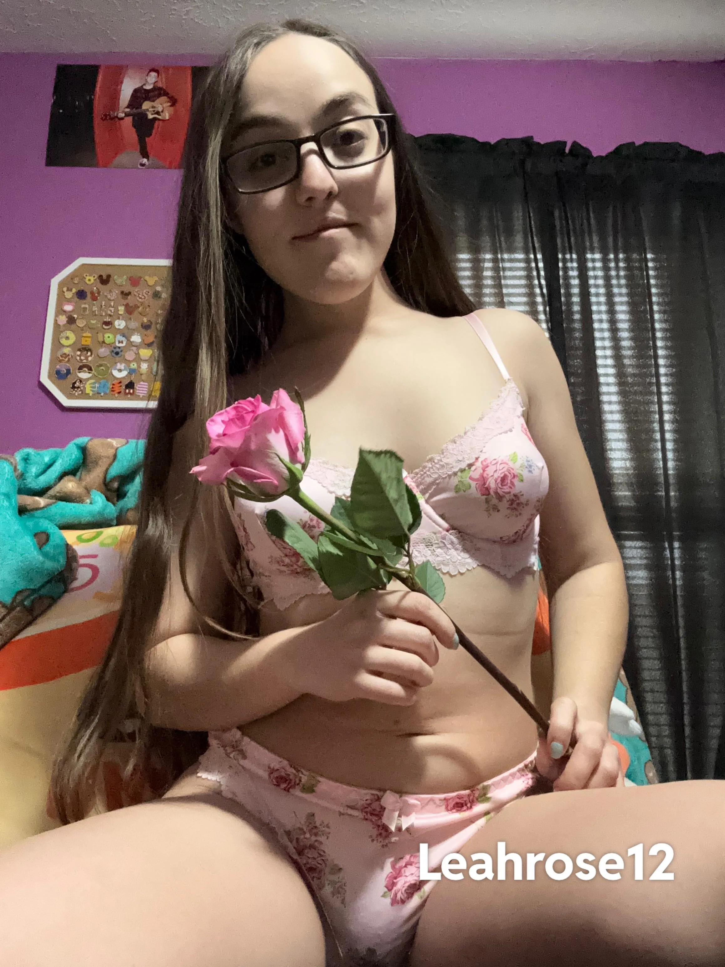 4’8 petite 💘 I do b/g and solo content!