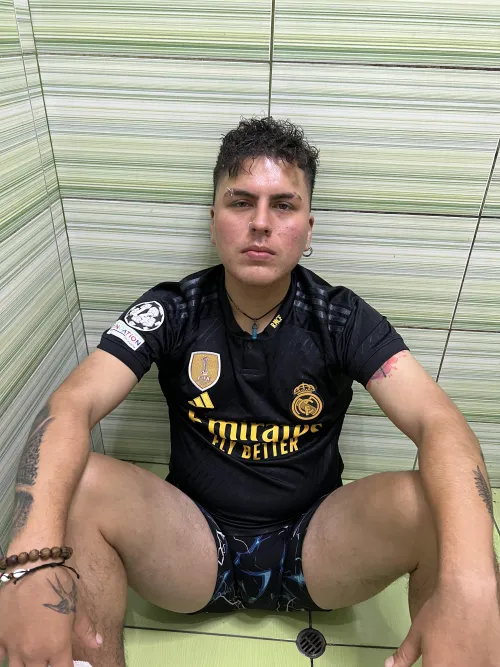 After the final whistle, this soccer player gets really turned on by the adrenaline of the moment, haha will you check it out for yourself? 💦⚽️