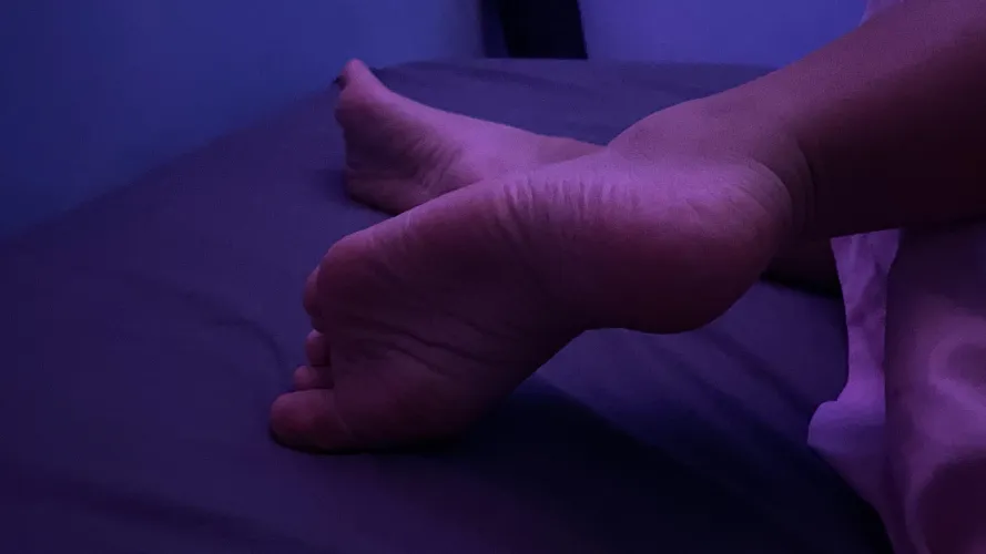 Chilling at bed and def you’d love to massage my pink soles :)
