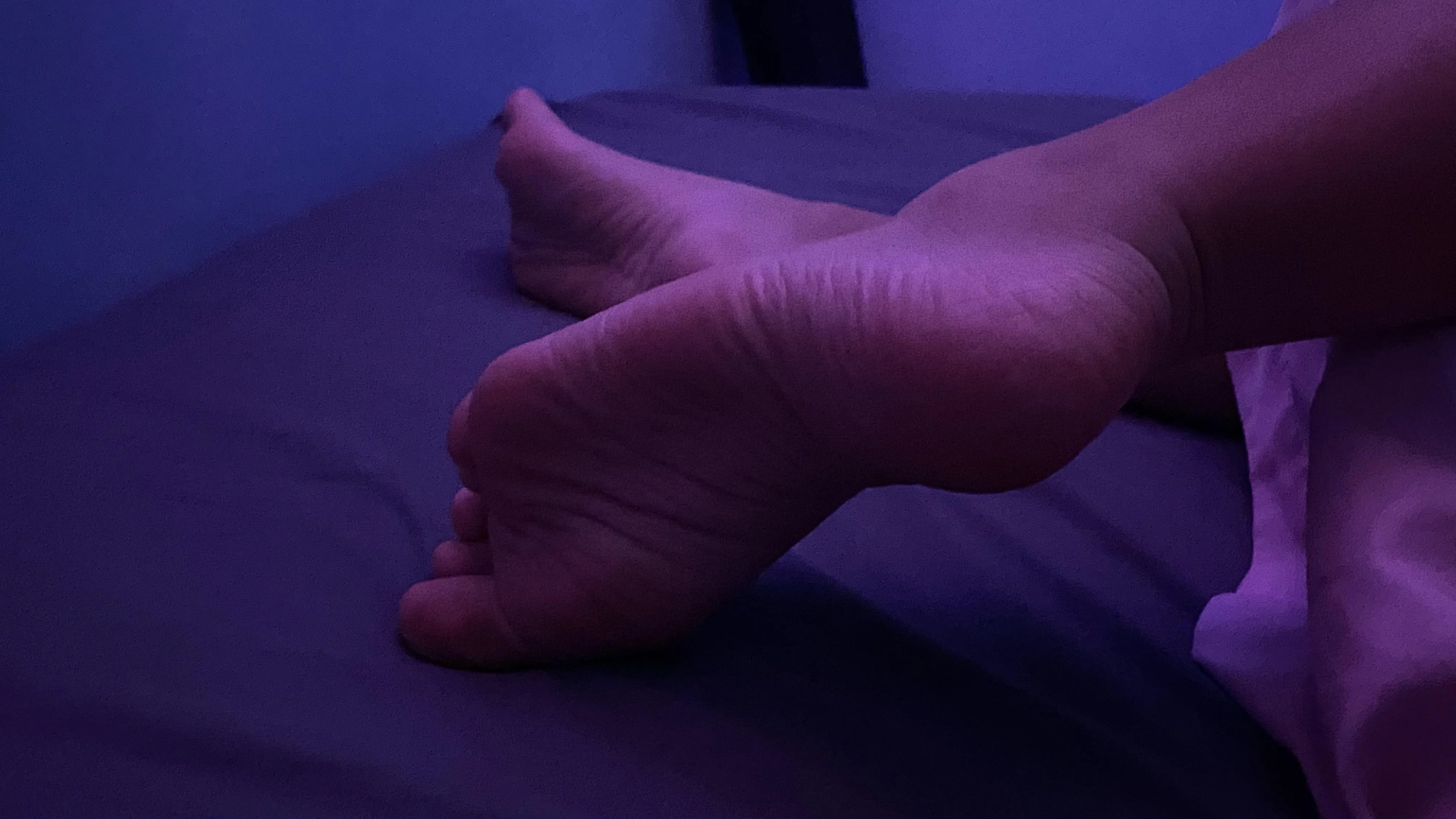 Chilling at bed and def you’d love to massage my pink soles :)